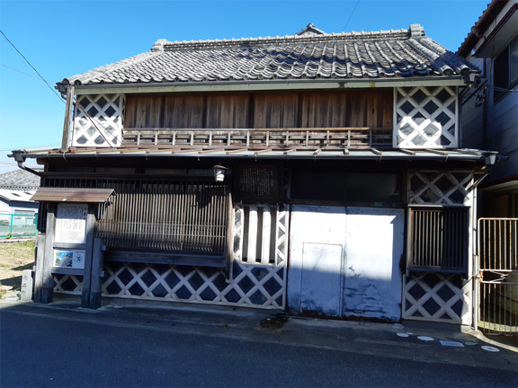 A house with namako-patterned walls